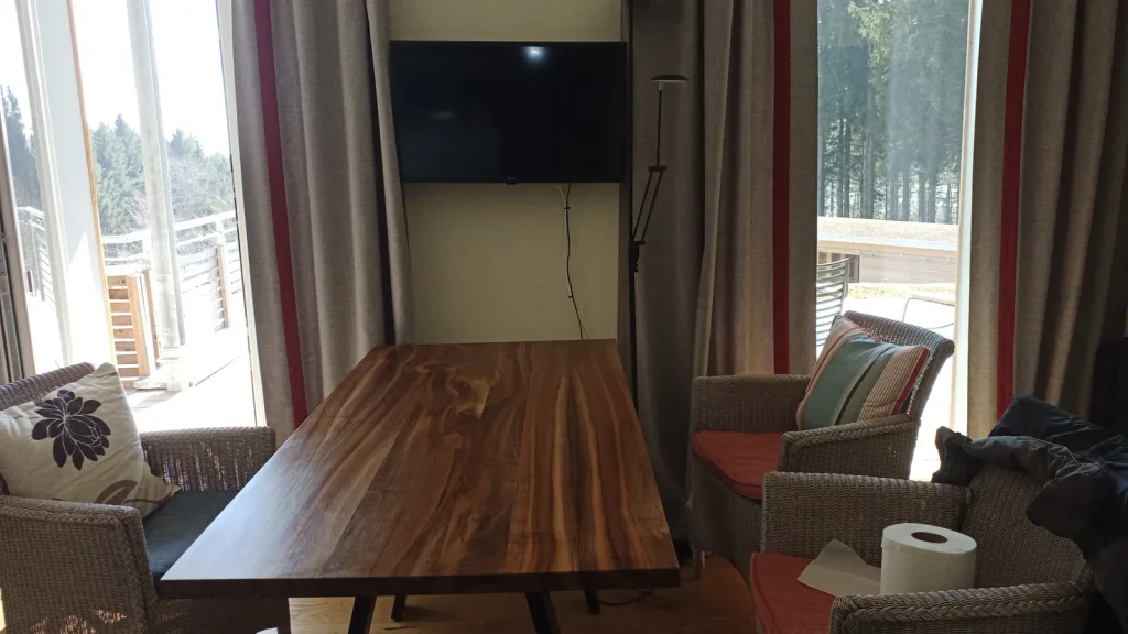 Essgruppe mit TV
